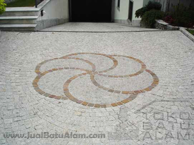 Contoh pemasangan batu andesit cobblestone untuk lantai carport