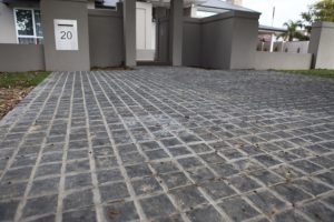 Jika penampilan carport di rumah Anda tidak menarik, Anda harus merenovasinya menggunakan batu alam untuk menghadirkan kesan mewah dan alami.