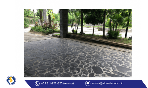 Lantai Carport dengan Kesan Natural dari Batu Templek Hitam di Bukit Daun, Kediri