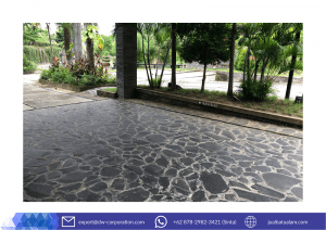 batu-templek-hitam-lantai-carport-bukit-daun-hotel-resort-kediri (2)